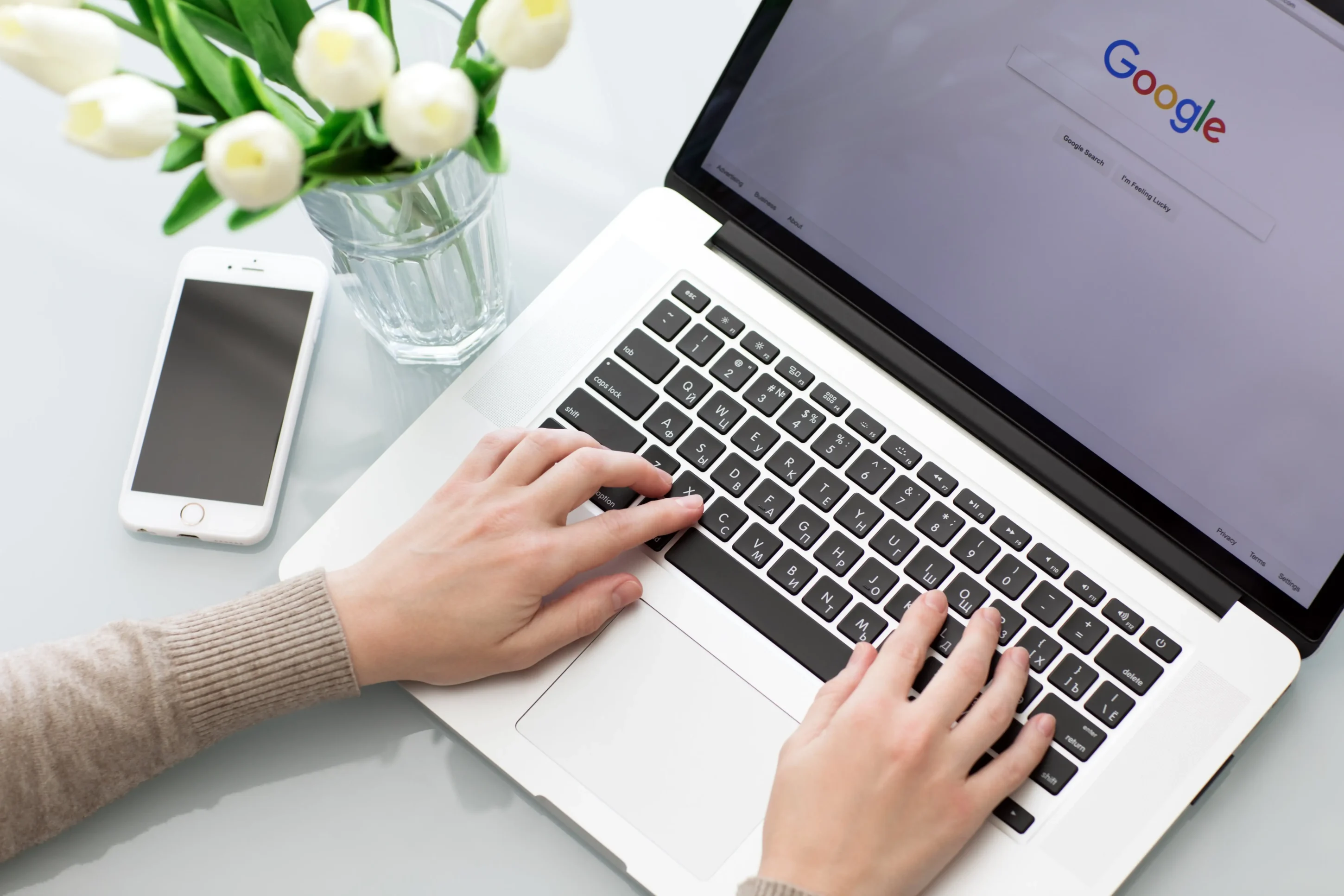 SEO et référencement : femme qui effectue une recherche google